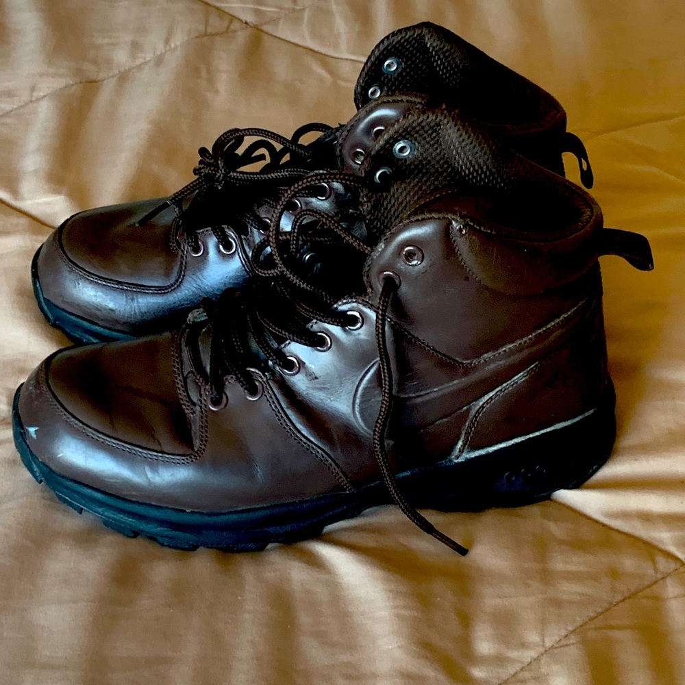 Nike men’s brown Leather suede boots size 10.